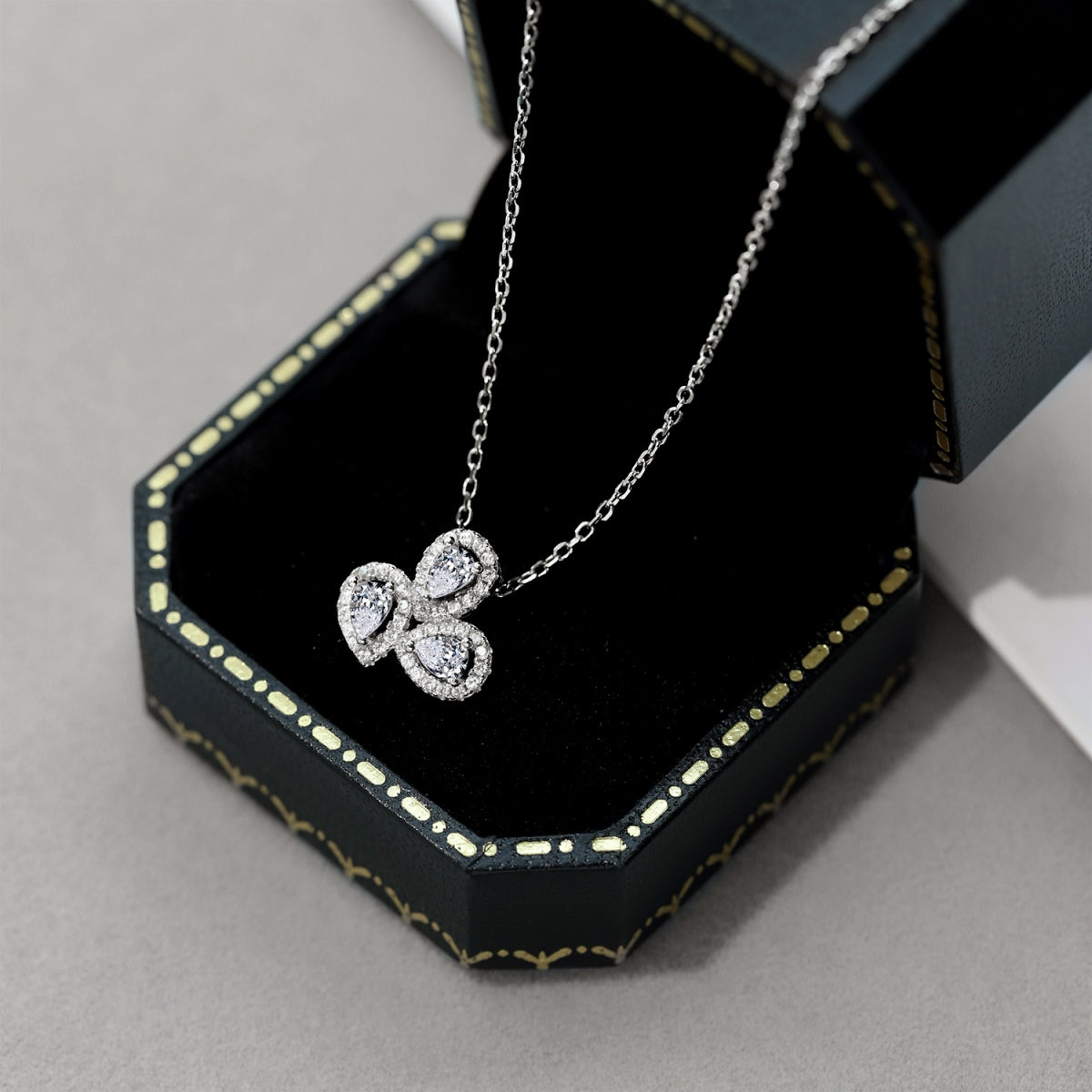 [baslovejewels]Elegant Flower Shape Pear Cut Necklace