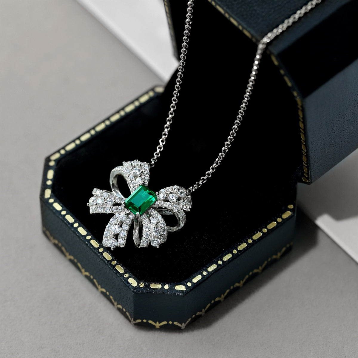[baslovejewels]Luxurious Flower Shape Emerald Cut Necklace