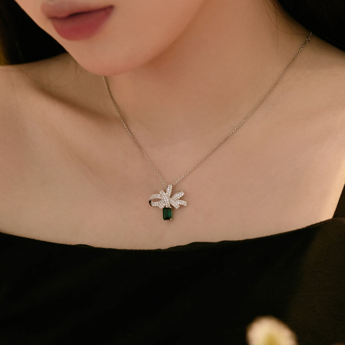 [baslovejewels]Luxurious Flower Shape Emerald Cut Necklace