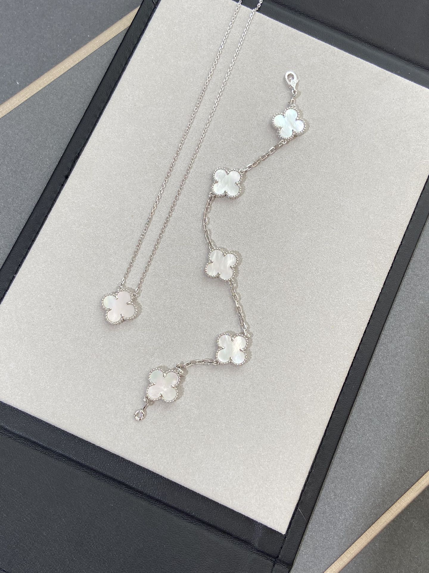 [baslovejewels]CLOVER SILVER MOP 5 MOTIF BRACELET