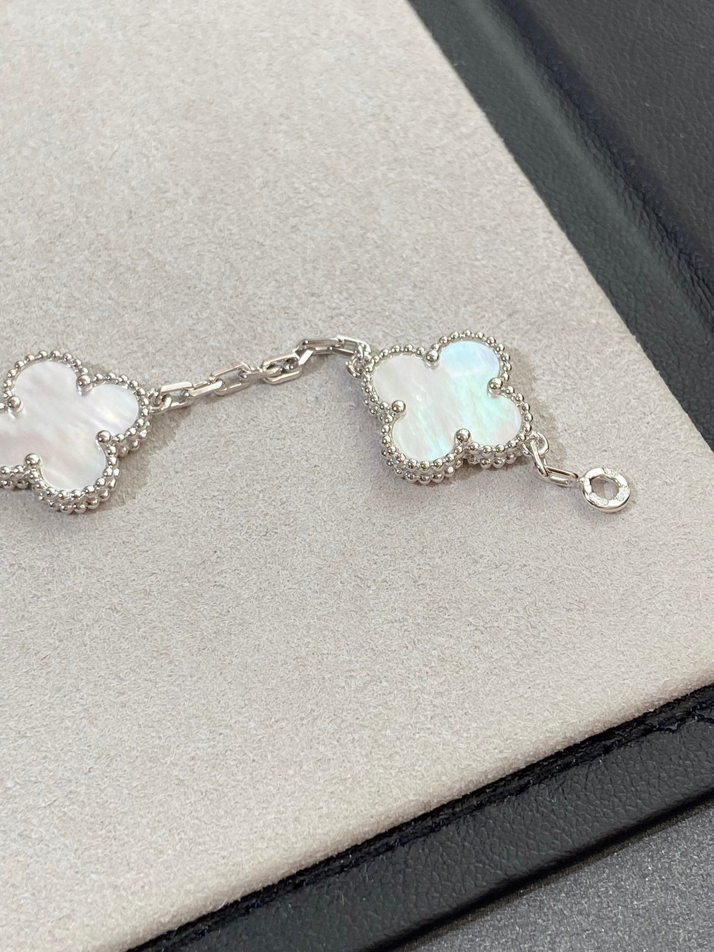 [baslovejewels]CLOVER SILVER MOP 5 MOTIF BRACELET