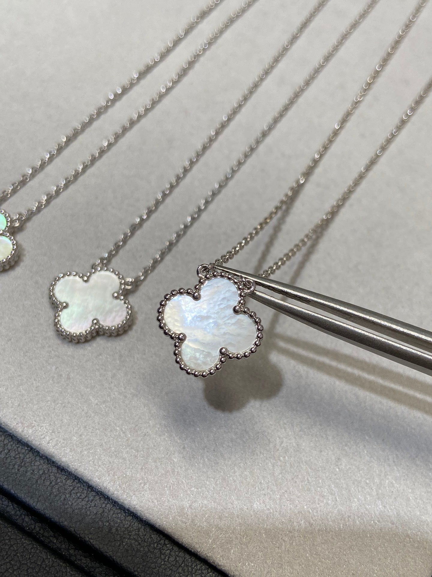[basloveJW]CLOVER MEDIUM SILVER WHITE MOP NECKLACE