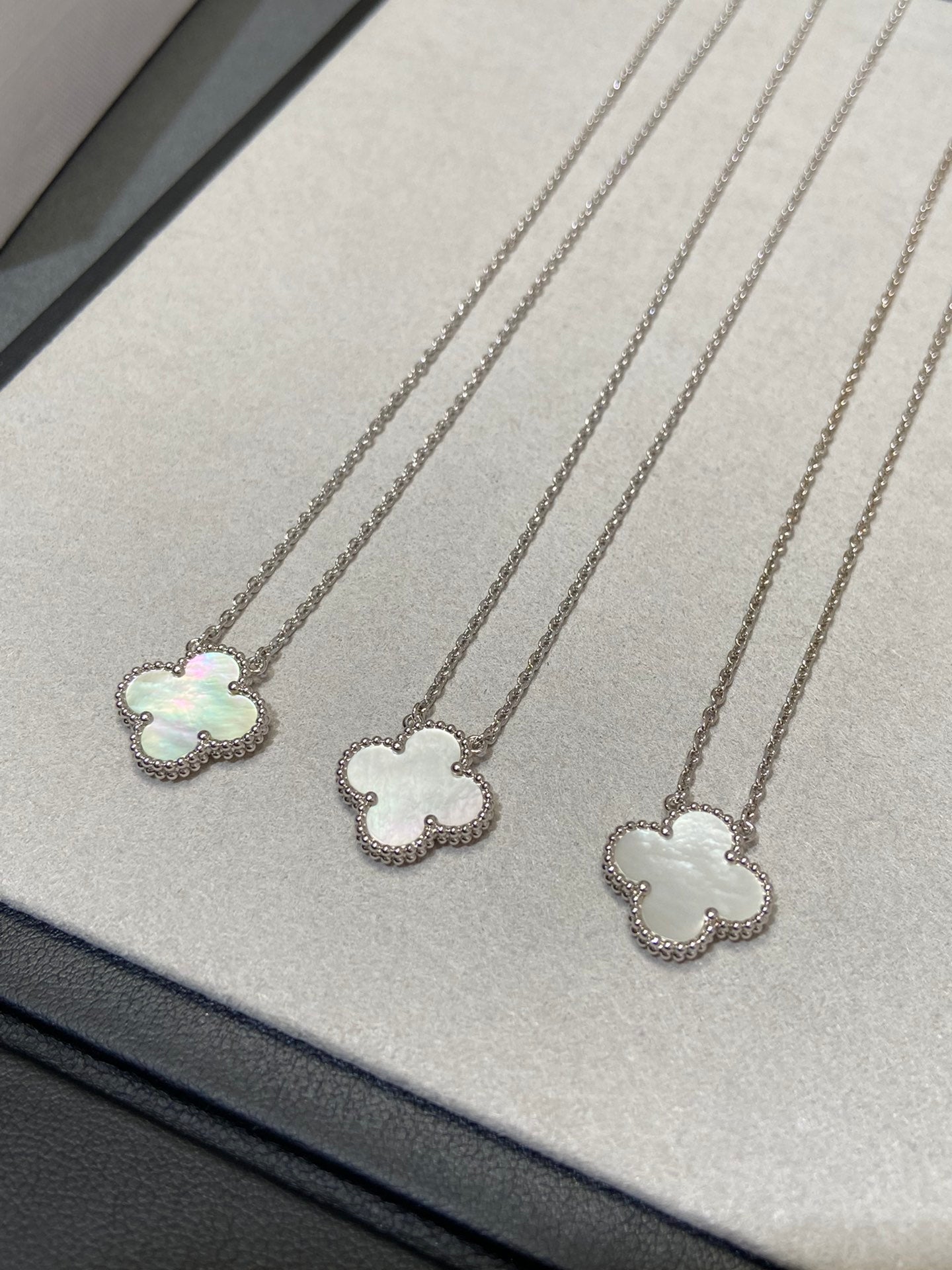 [basloveJW]CLOVER MEDIUM SILVER WHITE MOP NECKLACE
